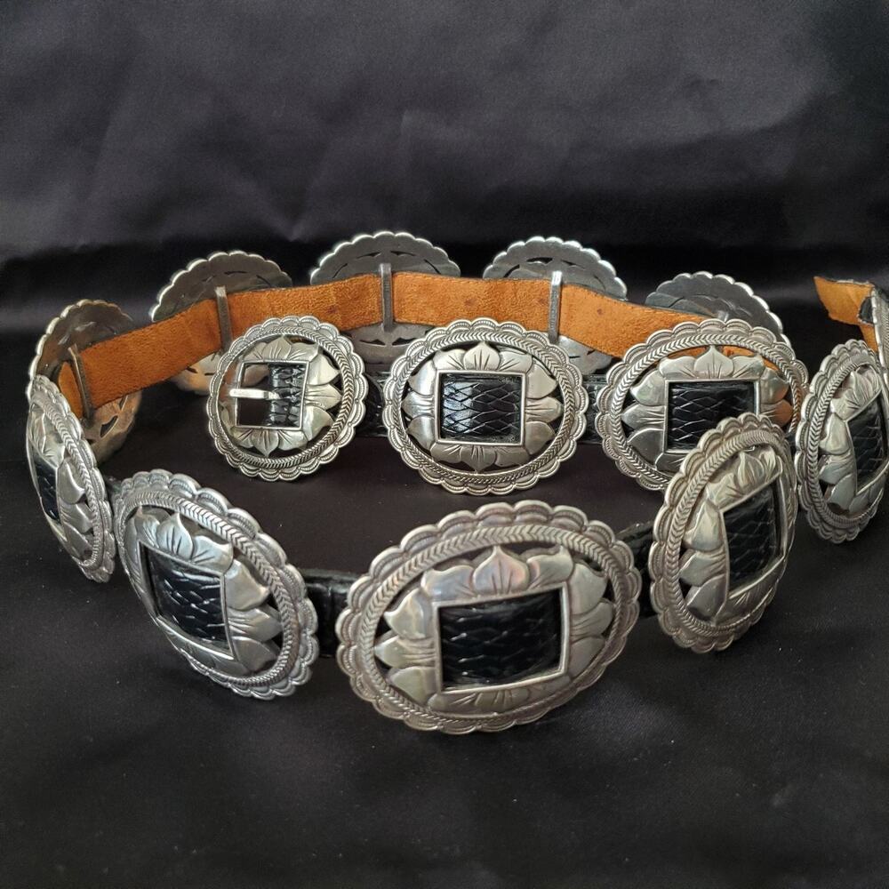 Vintage BRIGHTON 1993 Women's Black Leather Belt Silver Concho Sunflower 37" - Picture 2 of 9